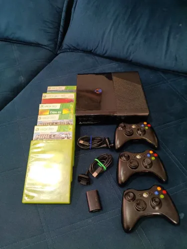 Videogame Xbox 500 gb com jogos e 3 controles