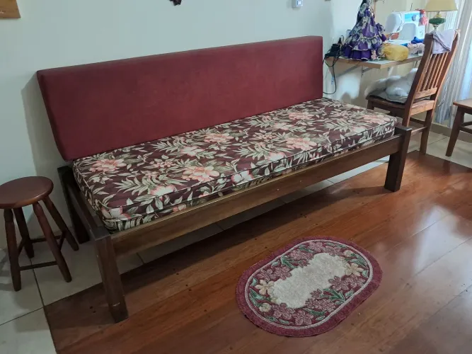 Sofá cama de solteiro com colchão e encosto em madeira maciça