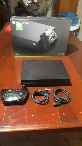 *VENDER RÁPIDO* Xbox One X 1TB + Controle e cabos (Usado)