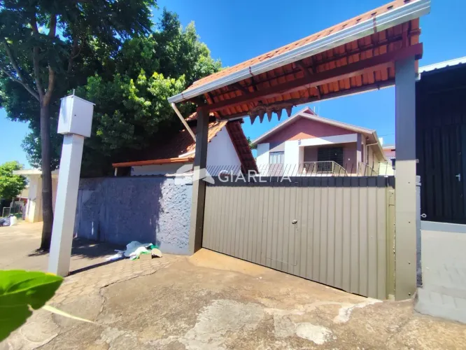 Casa com ampla sobra de terreno disponível para venda no CENTRO, TOLEDO - PR