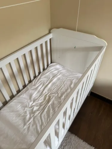 Berço americano vira cama com colchão 