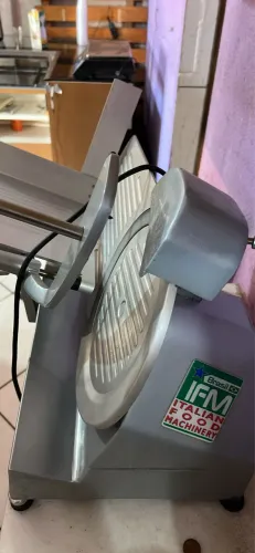 Fatiador de frios semiautomático