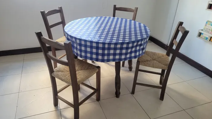 MESA DE MADEIRA REDONDA COM 4 CADEIRAS 