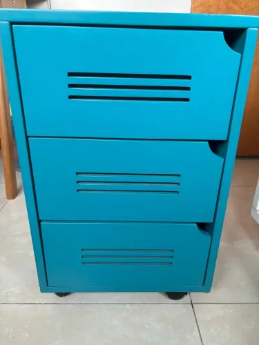 Mesa de cabeceira azul da Oppa