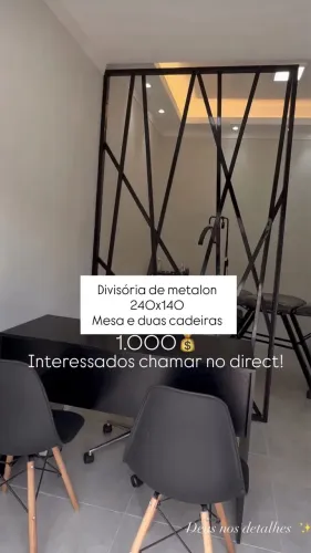 Divisória e mesa com duas cadeiras