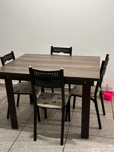 Duas mesas e quatro cadeiras