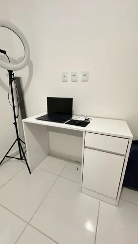 Escrivaninha em estado de nova.