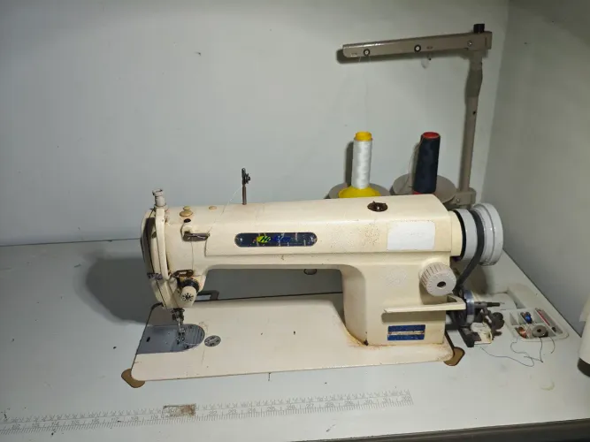 Máquina de Costura Industrial Reta Holden WP 8500 + Mesa + Motor 400W