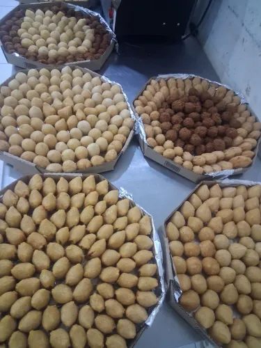 Precisa-se de Salgadeiro ou Padeiro para Fabricação de Pastel de Vento-ou Pastel de Feira
