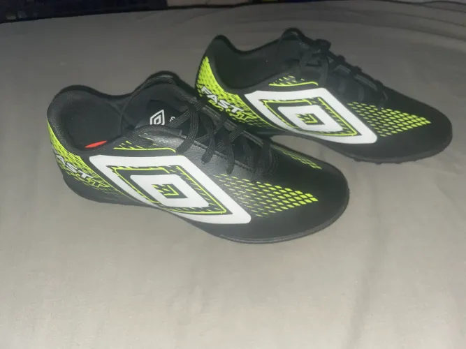 Chuteira society Umbro