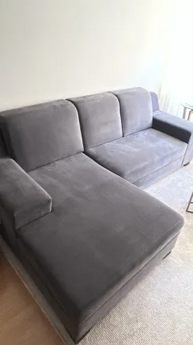Sofá com chaise, grande, azul escuro.