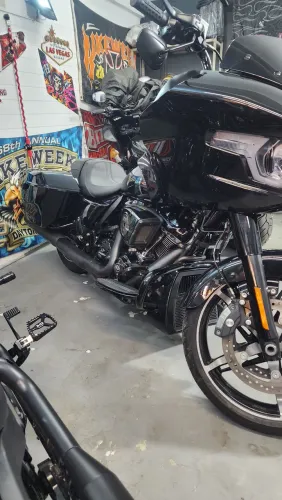 Road glide 2024 com 11400 km , revisada e sem detalhes.