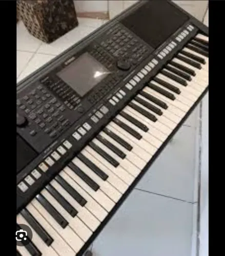 vendo teclado arranjador por s750 com Paks ritmos so pegar tocar RS 4.900 ou troco moto