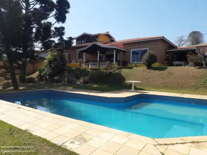 EXCELENTE CASA COM 4 DORMITÓRIOS E PISCINA EM CONDOMÍNIO DE PIRACAIA
