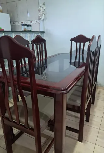 Mesa de jantar seis cadeiras, tampo de vidro.
