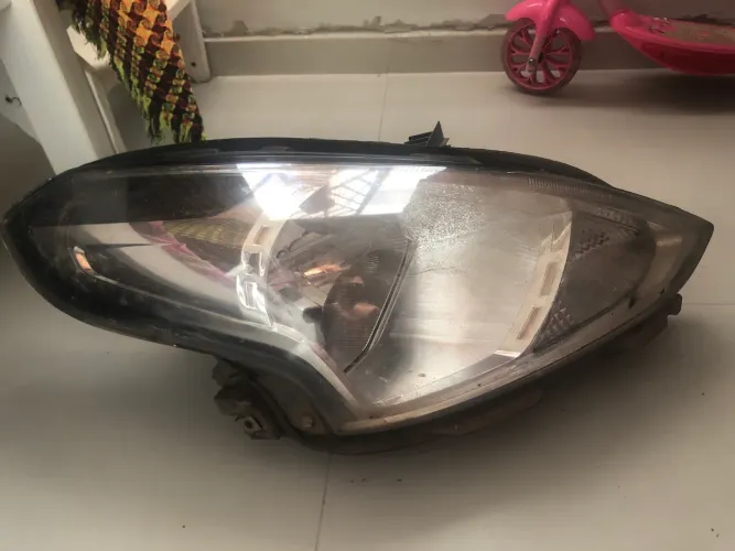 Um farol do lado direito do nissan versa 2018 original.por 270 reais 