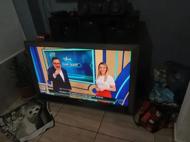 Vendo essa tu 50 polegada precisa de conversor 400 reais aceito pix