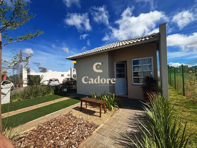 Casa em obras à venda no Shopping Park com 2/4, quintal e vaga de garagem