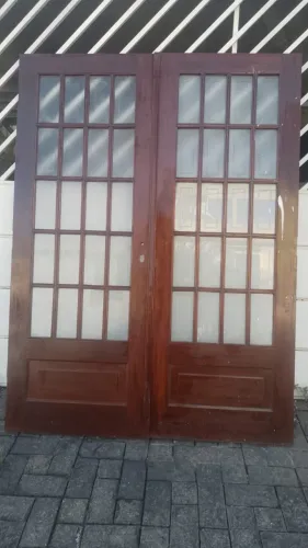Porta com 2 folhas de 2,10 x 0,78 m em madeira maciça com vidros jateados