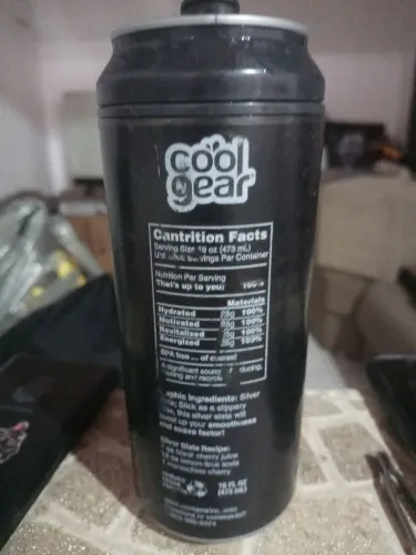 Copo térmico estilo latinha em plástico.