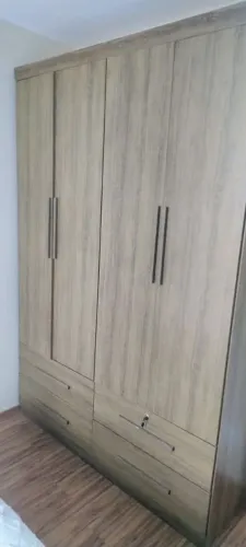 GUARDA-ROUPA MDF 4 PORTAS E 4 GAVETAS
