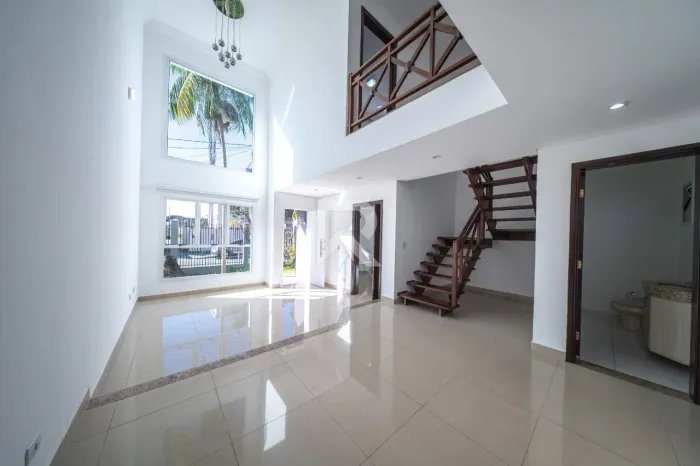 sobrado com Jardim, 3 quartos, 3 vagas para locação, 200 m² - Vista Alegre - Curitiba/PR