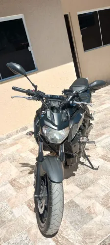 MT 07 moto de garagem