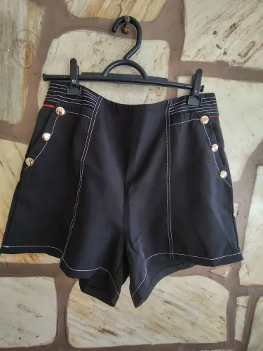 Short tecido preto, prespontado linha branca e detalhes com botões dourado