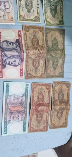 Cédulas e moedas antigas para colecionador