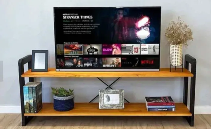 RACK PARA TV INDUSTRIAL EM ACO E MADEIRA PINOS