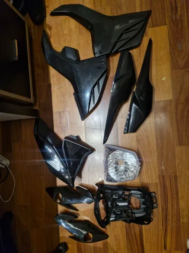 Peças 160. Bolha, bananinha, apoio do farol, asinha esquerda, lateral e traseira.