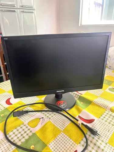 Monitor Philips 60 hz Led (usado em ótimas condições)