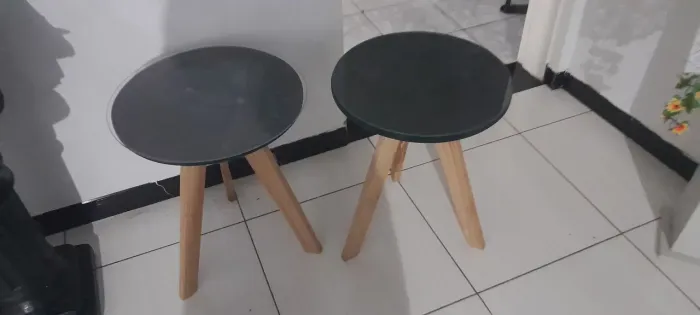 Duas mesinhas de canto acompanhada com tampo de vidro