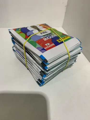 Kit com 50 pacotes de figurinhas da copa