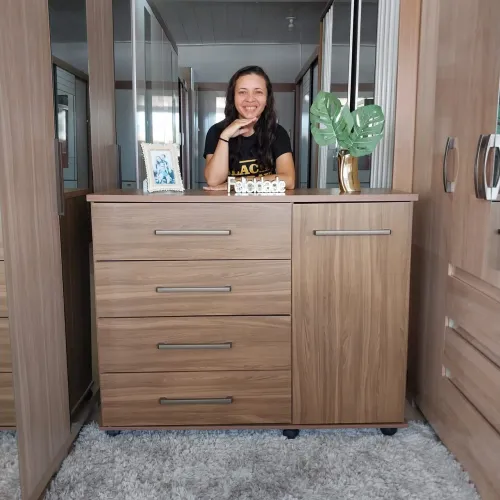 COMODA COM RODINHAS 1 PORTA E 4 GAVETAS 
