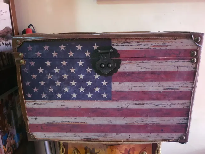 BAÚ COM BANDEIRA AMERICANA VINTAGE