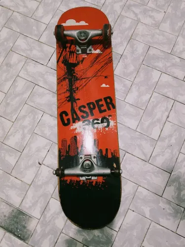 Vendo ou troco por outro produto skate da marca casper faltando apenas 2 