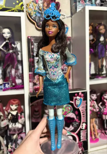 Boneca Barbie Mosqueteira Azul Renee 