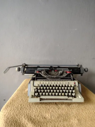 Maquina de escrever Vintage Olivetti Linea 98