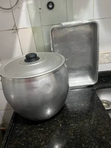 Vendo Caldeirão grande 15 a 20 litro e uma forma por 70 reais motivo da venda não uso