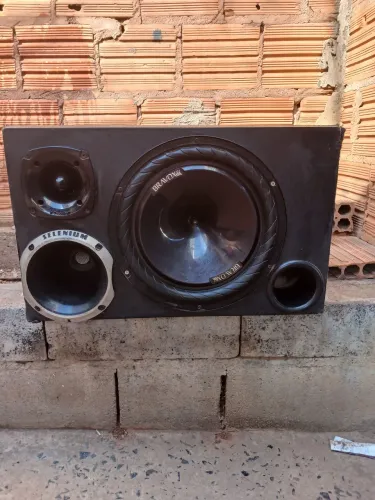 Vende-se uma caixa de som automotivo com barra  hurricane Ha 4.250