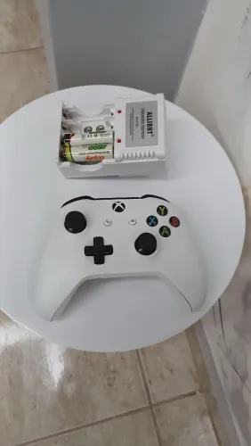 Controle Xbox one com carregador de pilhas e pilhas recarregável