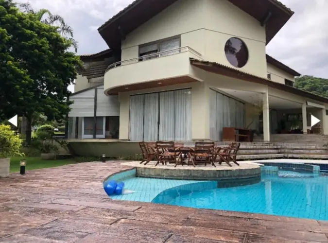 Casa de condomínio, sobrado, possui 650 metros quadrados com 6 quartos