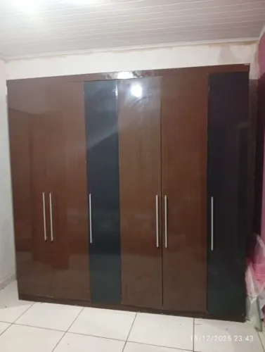Guarda roupa lindo, bem conservado com muitas repartições.