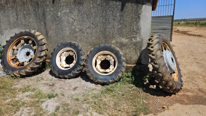 Vendo par de pneus finos para trator aro 24