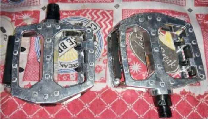 Vende-se esse pedal de bicicleta rosca grossa