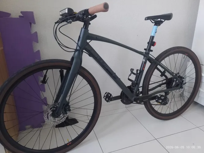 Bike URBANA, menos de um ano de uso, super conservada. Nova 3500. Da pra fazer Triatlo. 