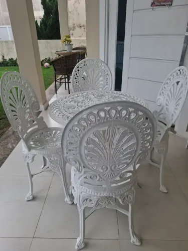 Vendo conjunto de ferro fundido com 4 cadeiras + conjunto de fibra com 2 cadeiras super no
