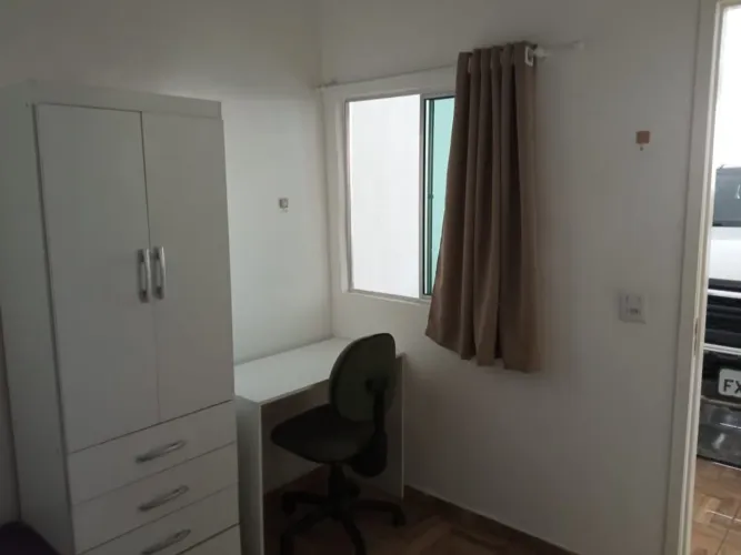 Alugo quarto pra homens
