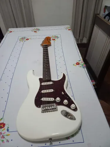 Vende guitarra squier clássica vibe 70s